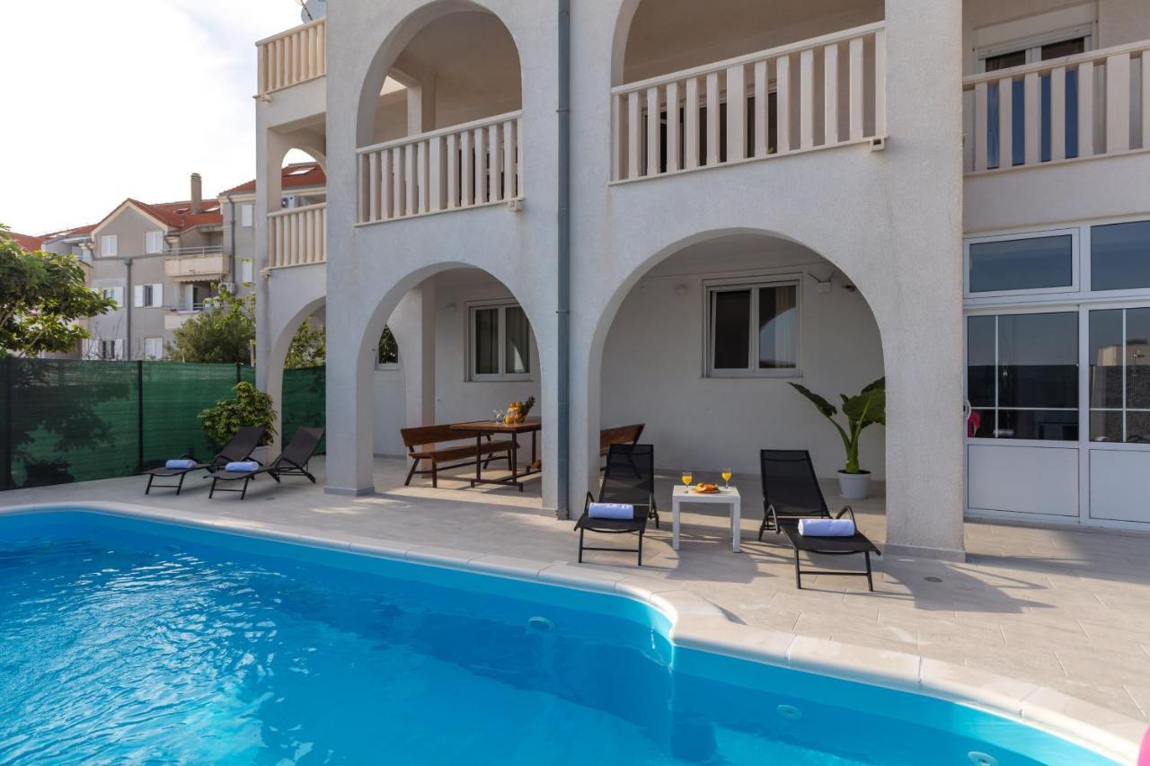 Anja Lux, Apartma *