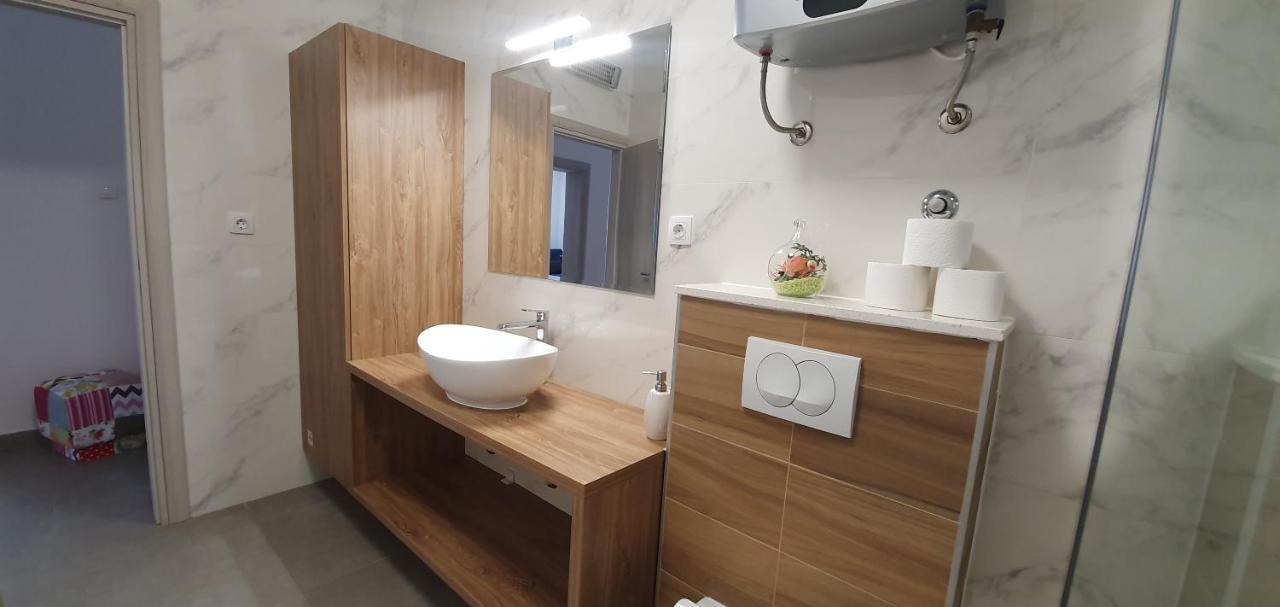 Anja Lux, Apartma