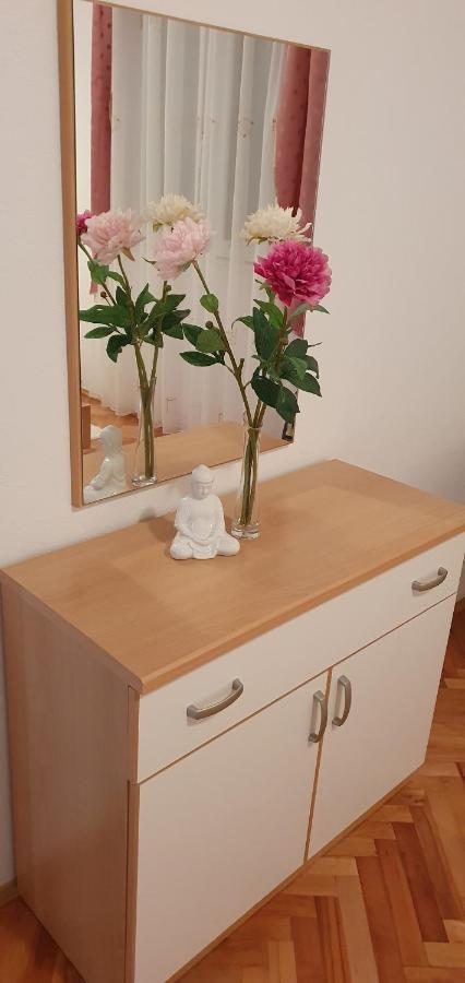 Anja Lux, Apartma Split