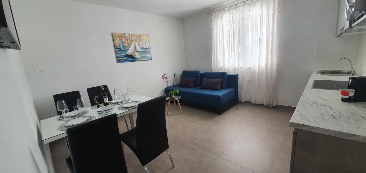 Anja Lux, Apartma Split