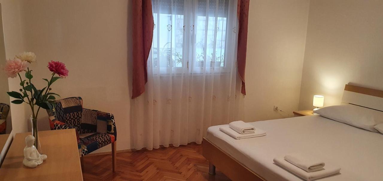 Anja Lux, Apartma