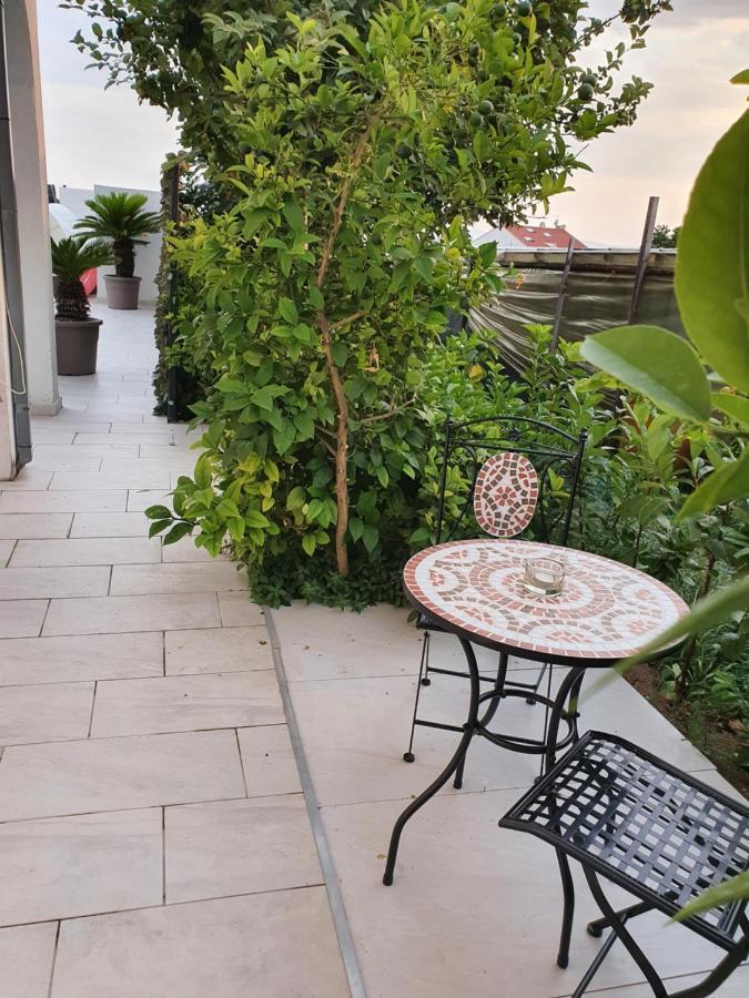 Anja Lux, Apartment Split