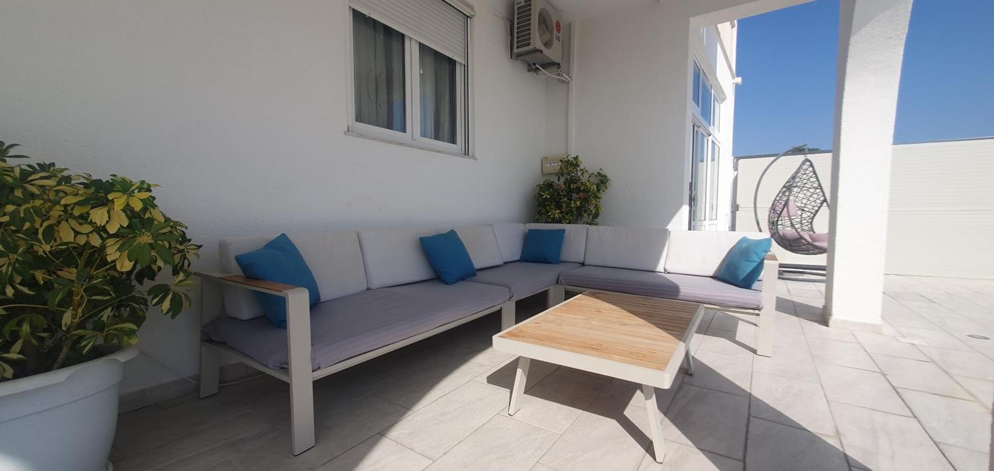 Anja Lux, Apartma